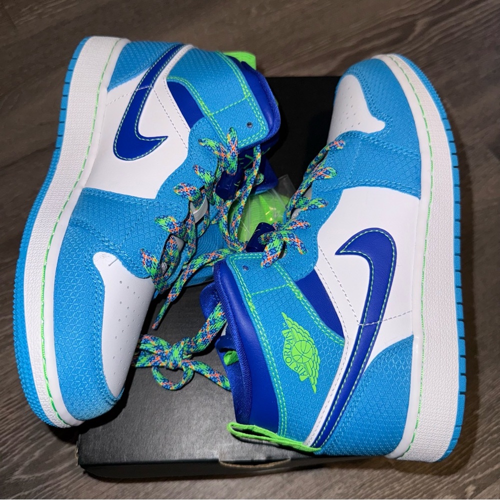 Nike Air Jordan 1 Mid SE GS 'Sprite' Size 4.5Y - Picture 6 of 7